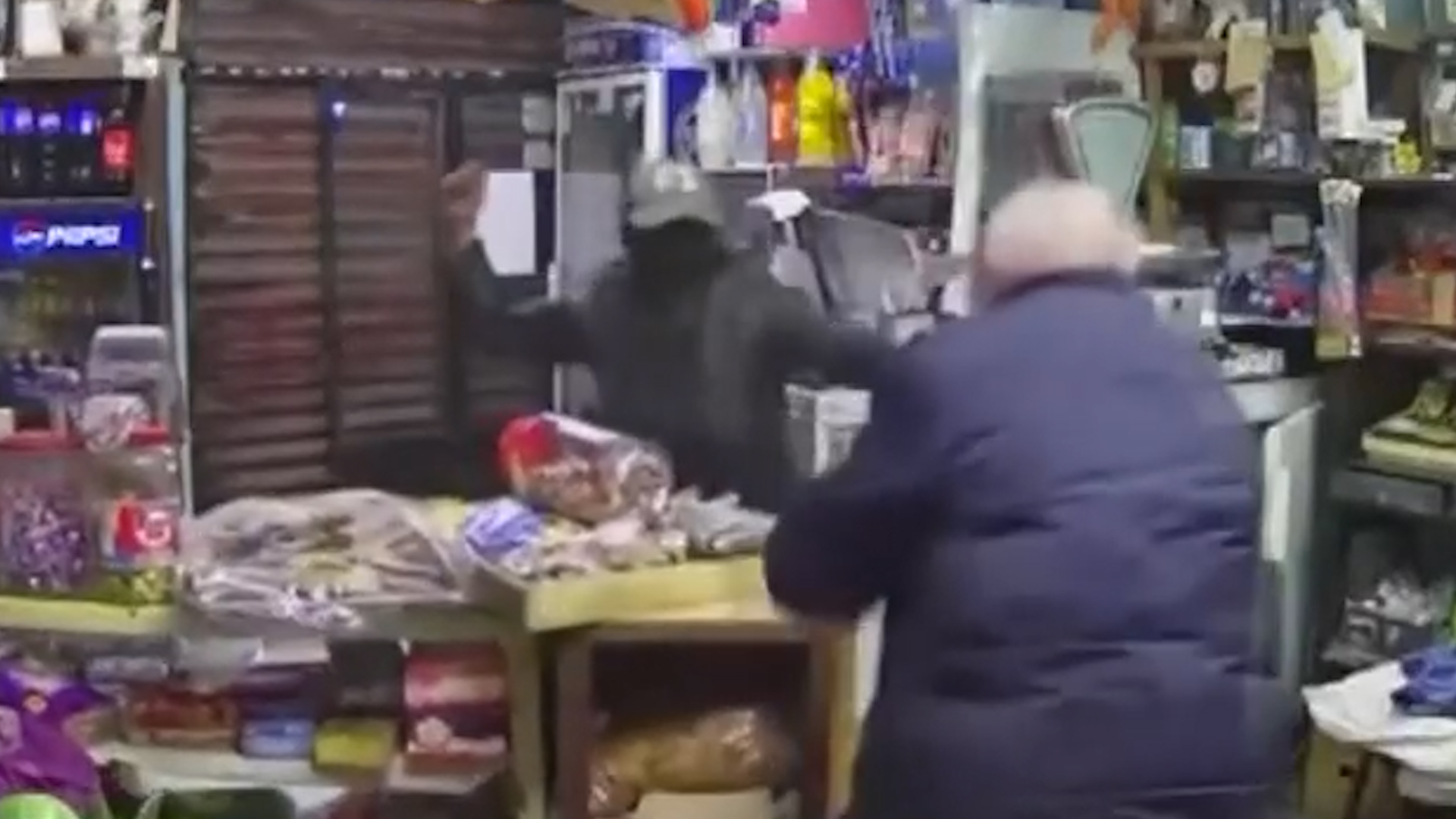 Un delincuente apuñaló a un adulto mayor durante un asalto en una tienda de Pachuca. El video de seguridad captó la saña del ataque ocurrido en Hidalgo.