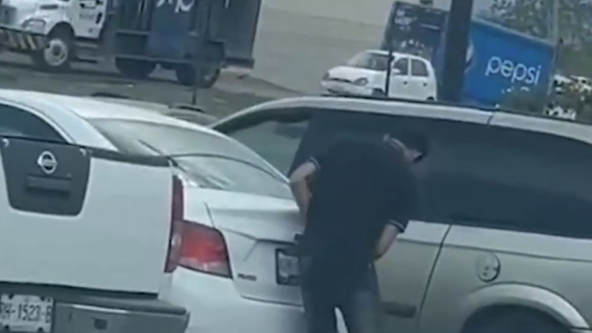 Habitantes exigen vigilancia tras captar a un hombre robando un vehículo en estacionamiento de García.