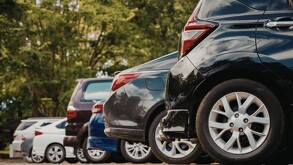 autos estacionados en línea