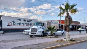 Camión tras embestir a un coche