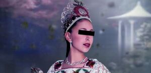 Detienen a la exreina de la Feria de la Manzana edición 2000, por su presunta participación en un fraude.