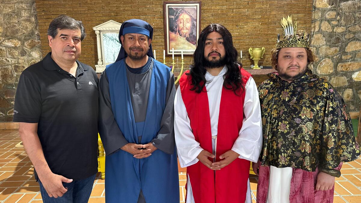 Cuatro participantes caracterizados como personajes del Viacrucis posan dentro de un templo, como parte de la preparación de la representación en Saltillo.