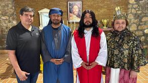 Cuatro participantes caracterizados como personajes del Viacrucis posan dentro de un templo, como parte de la preparación de la representación en Saltillo.