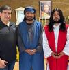 Cuatro participantes caracterizados como personajes del Viacrucis posan dentro de un templo, como parte de la preparación de la representación en Saltillo.