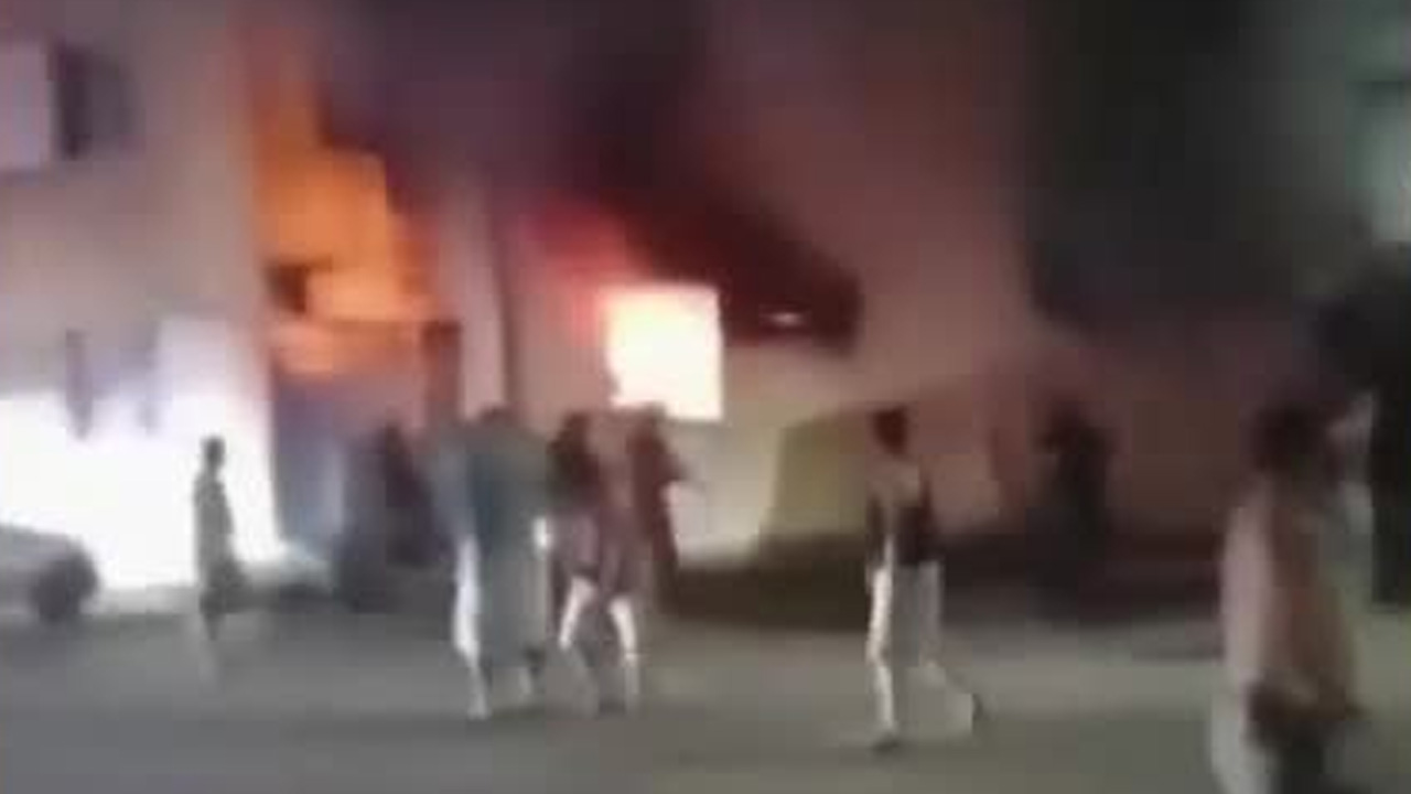 Una explosión presuntamente por fuga de gas provocó un incendio en un departamento de Cancún.