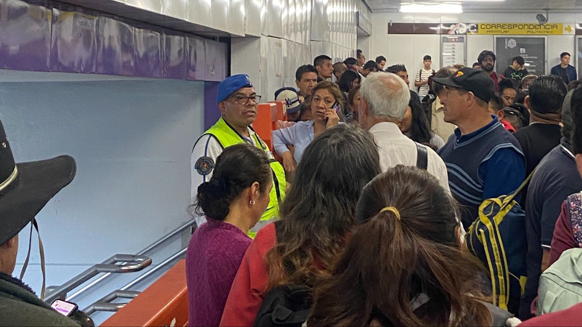 La Línea A del Metro suspendió servicio por 3 horas tras romperse una catenaria. Miles de usuarios quedaron varados entre Santa Marta y La Paz.