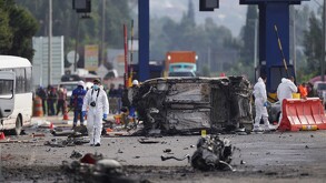 Automóvil destruido en medio de la carretera