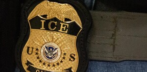 Un agente federal lleva una placa del Servicio de Inmigración y Control de Aduanas en Nueva York