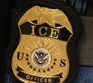 Un agente federal lleva una placa del Servicio de Inmigración y Control de Aduanas en Nueva York