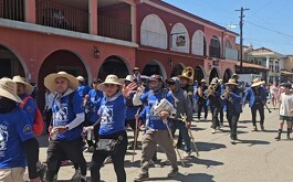 La fe y la devoción acompañan cada paso de los peregrinos rumbo a su destino.