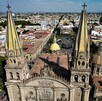 Fieles recorren los templos del Centro Histórico de Guadalajara durante el Jueves Santo.