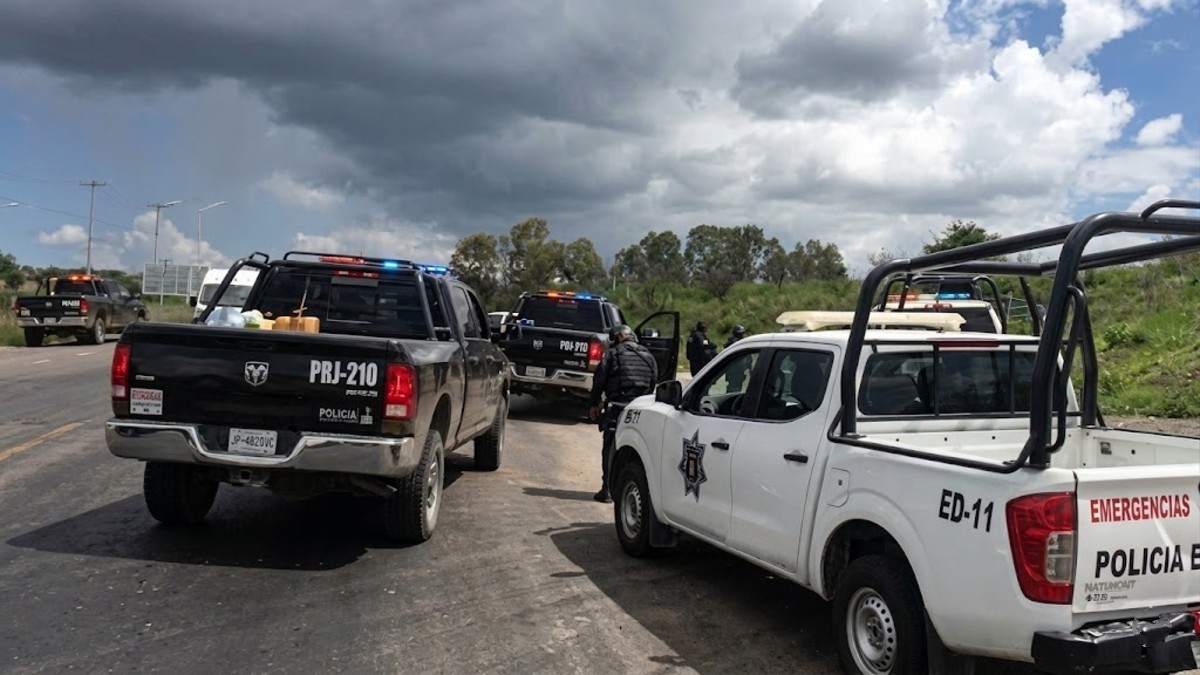 Patrulla de la Policía de Jalisco y la Policía Municipal de Villa Purificación en medio de una carretera del estado