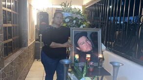 Ceci Flores junto a una fotografía de su hijo Marco Antonio Sauceda.