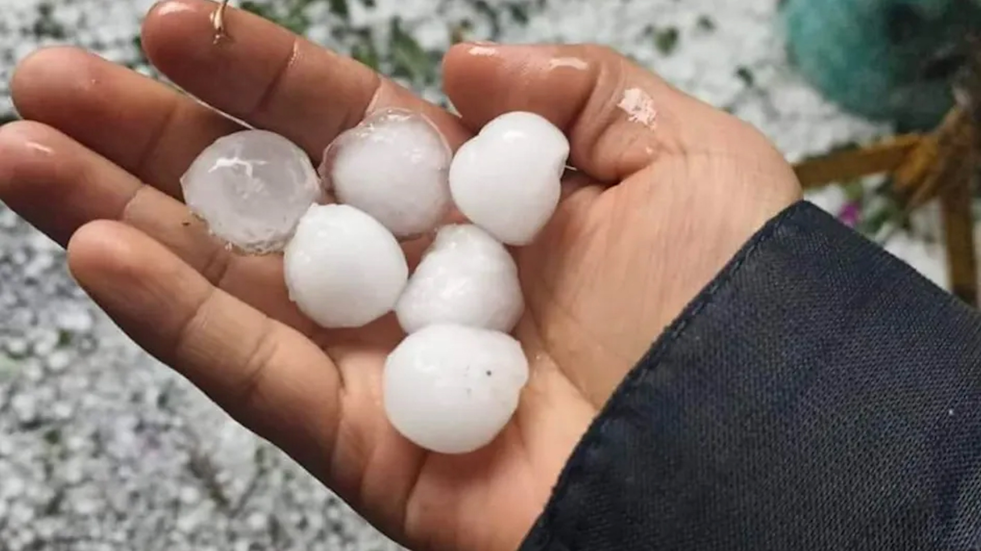 La caía de fuertes lluvias causó la acumulación de hielo en negocios, se reportan afectaciones en mercancías.