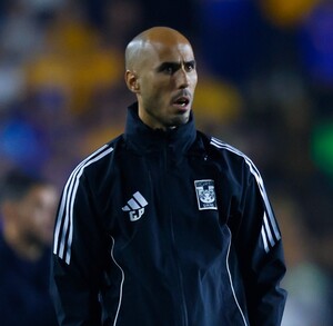 Guido Pizarro dando indicaciones durante la Semifinal de Vuelta entre Tigres y Cruz Azul.