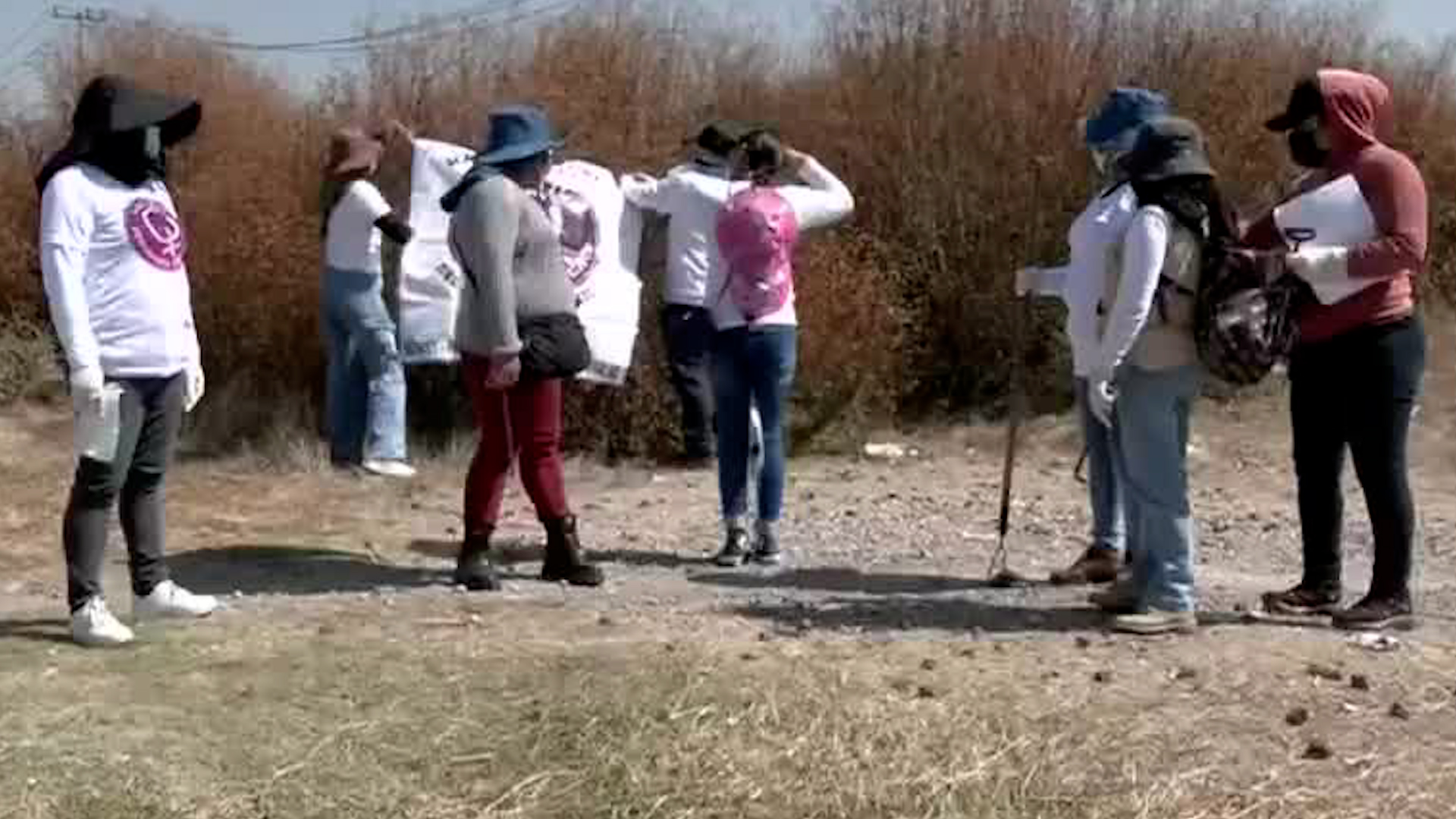 La madres buscadoras informan que han tenido poco apoyo del gobierno. Algunas de las identificaciones encontradas pertenecer a personas con reportes de búsqueda
