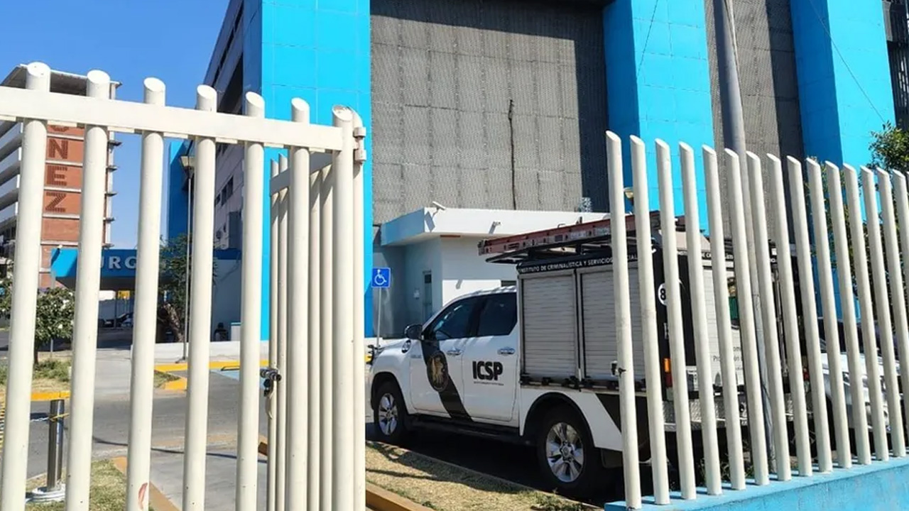 Un hombre falleció en el Hospital Tierra y Libertad en Monterrey tras ser llevado inconsciente por varias personas.