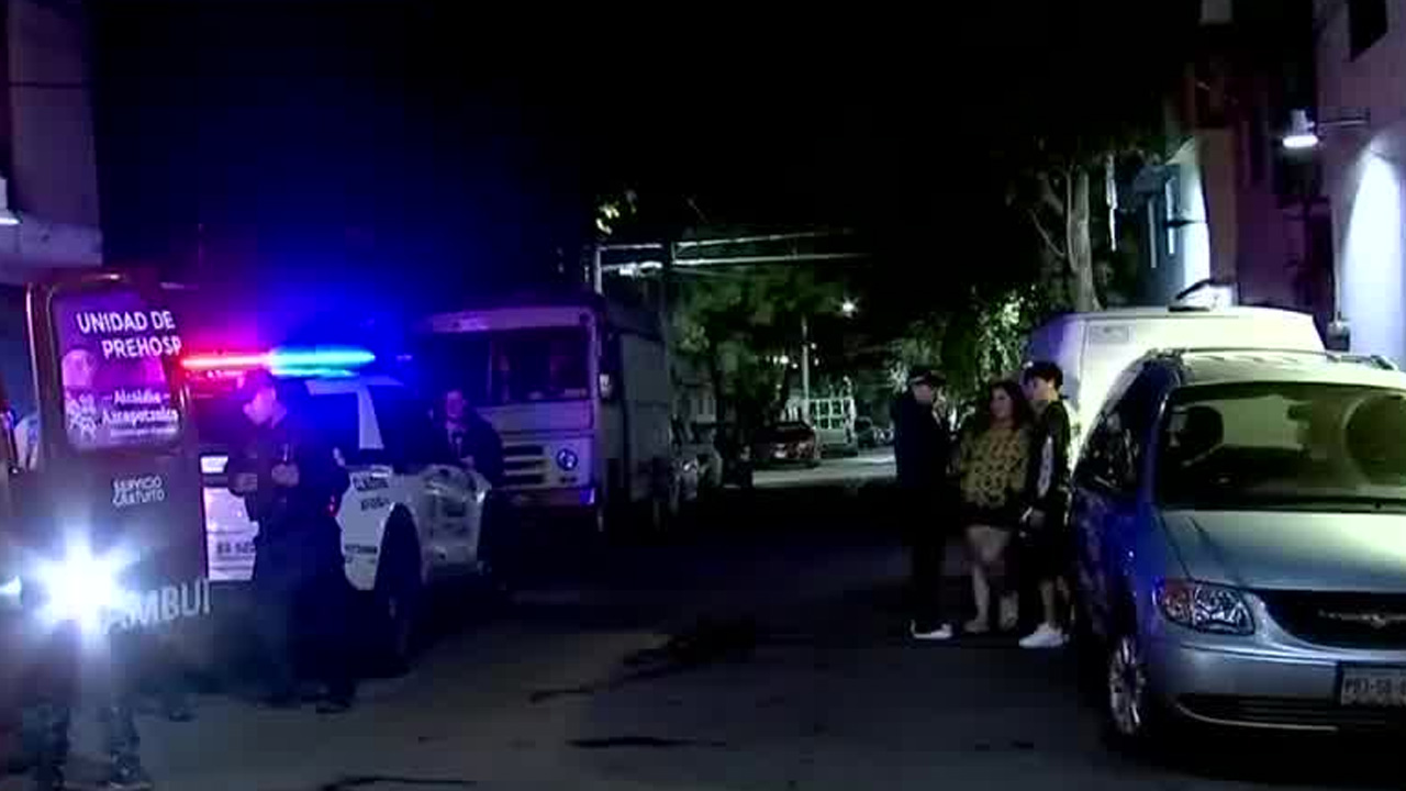 Un incendio en una vecindad de la colonia San Pedro Xalpa, en Azcapotzalco, dejó a un adulto mayor con quemaduras en el rostro.