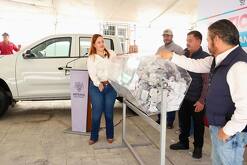La alcaldesa Karen Sánchez Flores participa en un sorteo del predial en Arteaga, donde se rifan premios entre contribuyentes cumplidos.