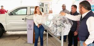 La alcaldesa Karen Sánchez Flores participa en un sorteo del predial en Arteaga, donde se rifan premios entre contribuyentes cumplidos.