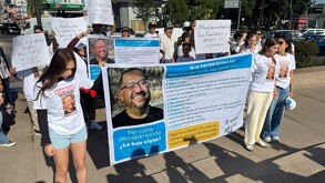 Familiares de Joel Díaz se manifiestan en la Glorieta de la Minerva con lonas y playeras con su foto y ficha de búsqueda