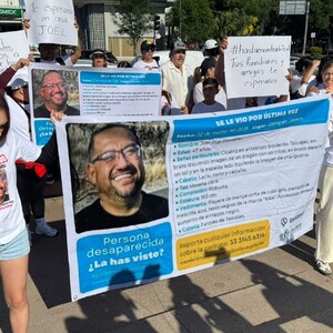 Familiares de Joel Díaz se manifiestan en la Glorieta de la Minerva con lonas y playeras con su foto y ficha de búsqueda