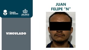 Ficha de vinculación a proceso de la Fiscalía de Jalisco con la foto de Juan Felipe 'N' con los ojos censurados por un recuadro negro
