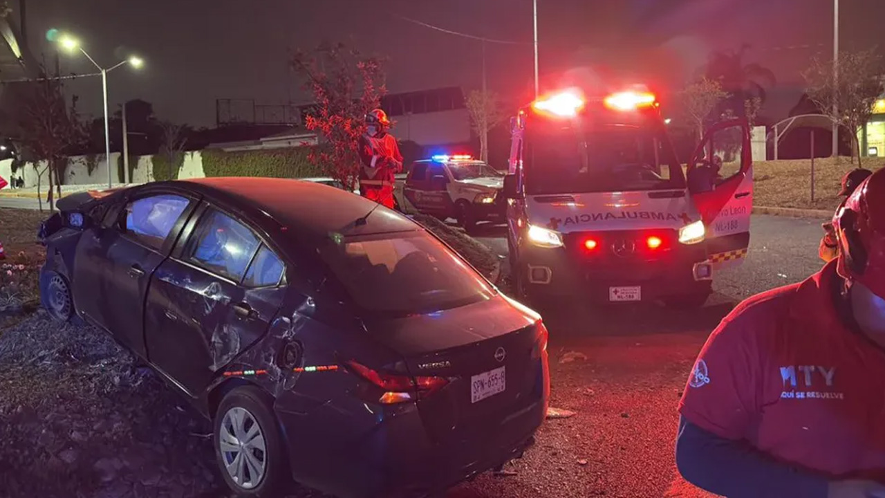 Una volcadura en avenida Constitución, en Monterrey, movilizó a cuerpos de auxilio durante la madrugada.