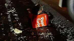 Se observa una motocicleta destrozada sobre el piso, es de Rappi.