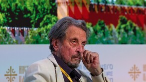 Errol Musk, padre de Elon, con aspecto serio y mirada fija en un punto.