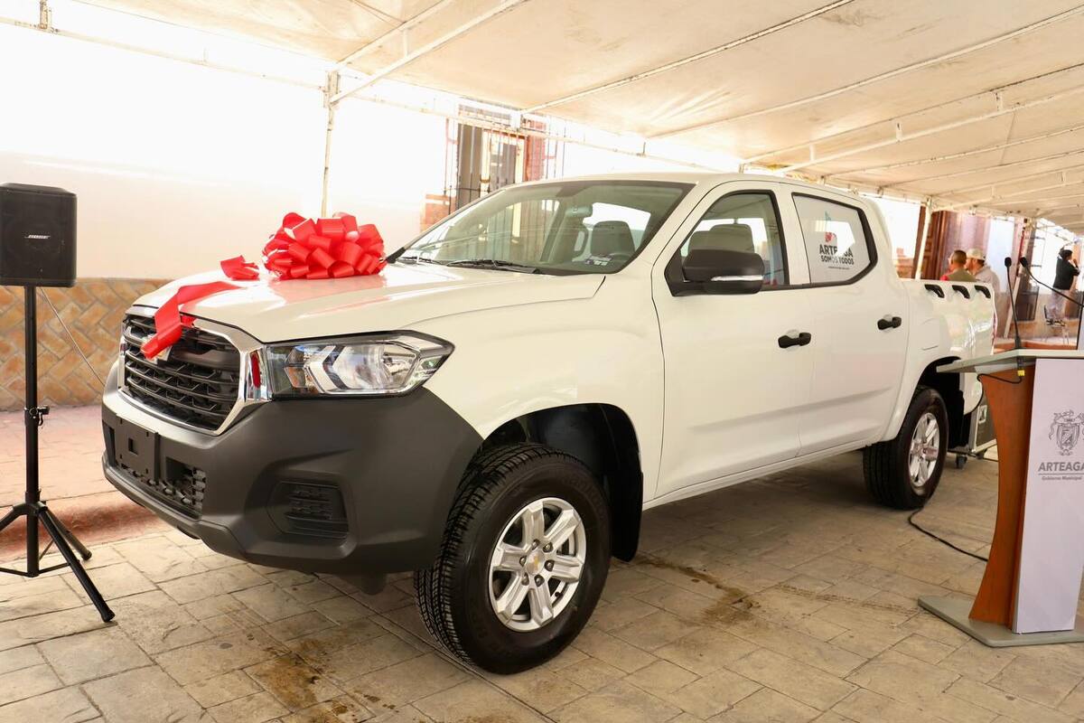 Documentos del predial junto a las llaves de un vehículo, representando los premios otorgados en el sorteo a contribuyentes cumplidos en Arteaga.