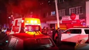 Policías atienden a pareja baleada en su casa en la colonia Guerrero.