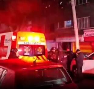 Policías atienden a pareja baleada en su casa en la colonia Guerrero.