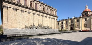 Plaza Fundadores entra en su etapa final con pruebas en sus fuentes interactivas.