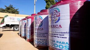 tinacos con logotipos del gobierno de oaxaca