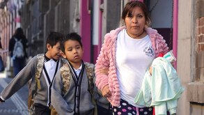 Niños con su mamá camino a la escuela