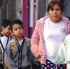 Niños con su mamá camino a la escuela