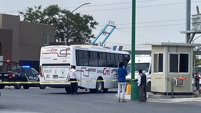 Transporte de personal chocado en Apodaca.