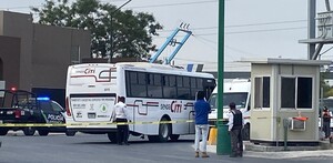 Transporte de personal chocado en Apodaca.