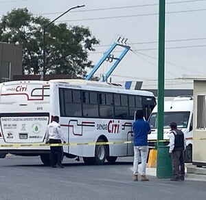 Transporte de personal chocado en Apodaca.