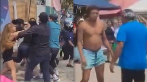 Personas peleando en una playa de Veracruz.