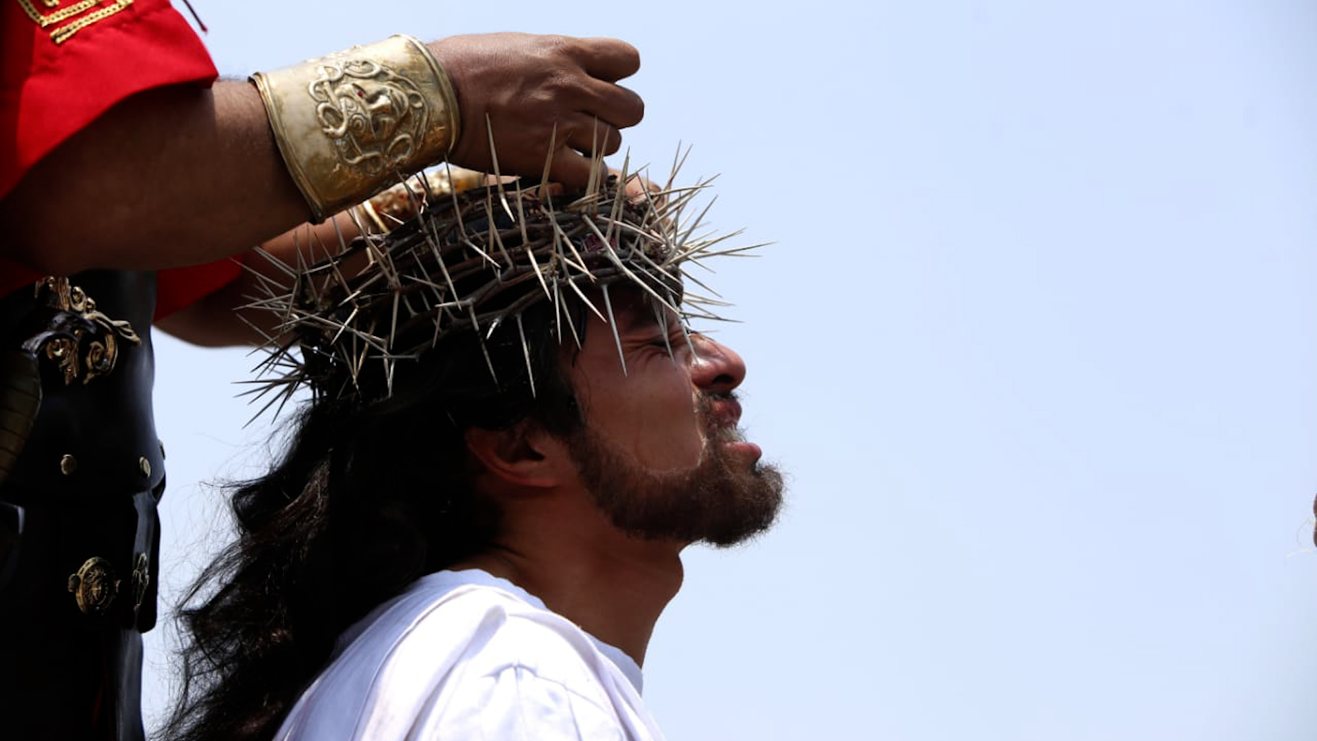 Marco Antonio Reyes mantiene viva la tradición de 36 años fabricando la corona de espinas para la Pasión de Cristo en Iztapalapa 2026. Conoce su historia.