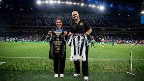 Eva Espejo y el Coach Carlos Alonso de Fuerza Regia Femenil.