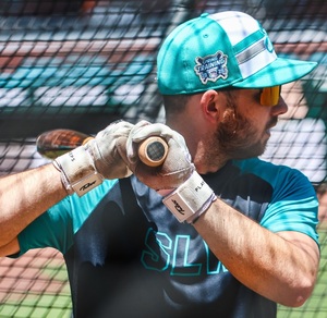 Imagen conceptual con elementos distorsionados de espacios recreativos y convivencia, evocando modernización y experiencia en entornos de entretenimiento.