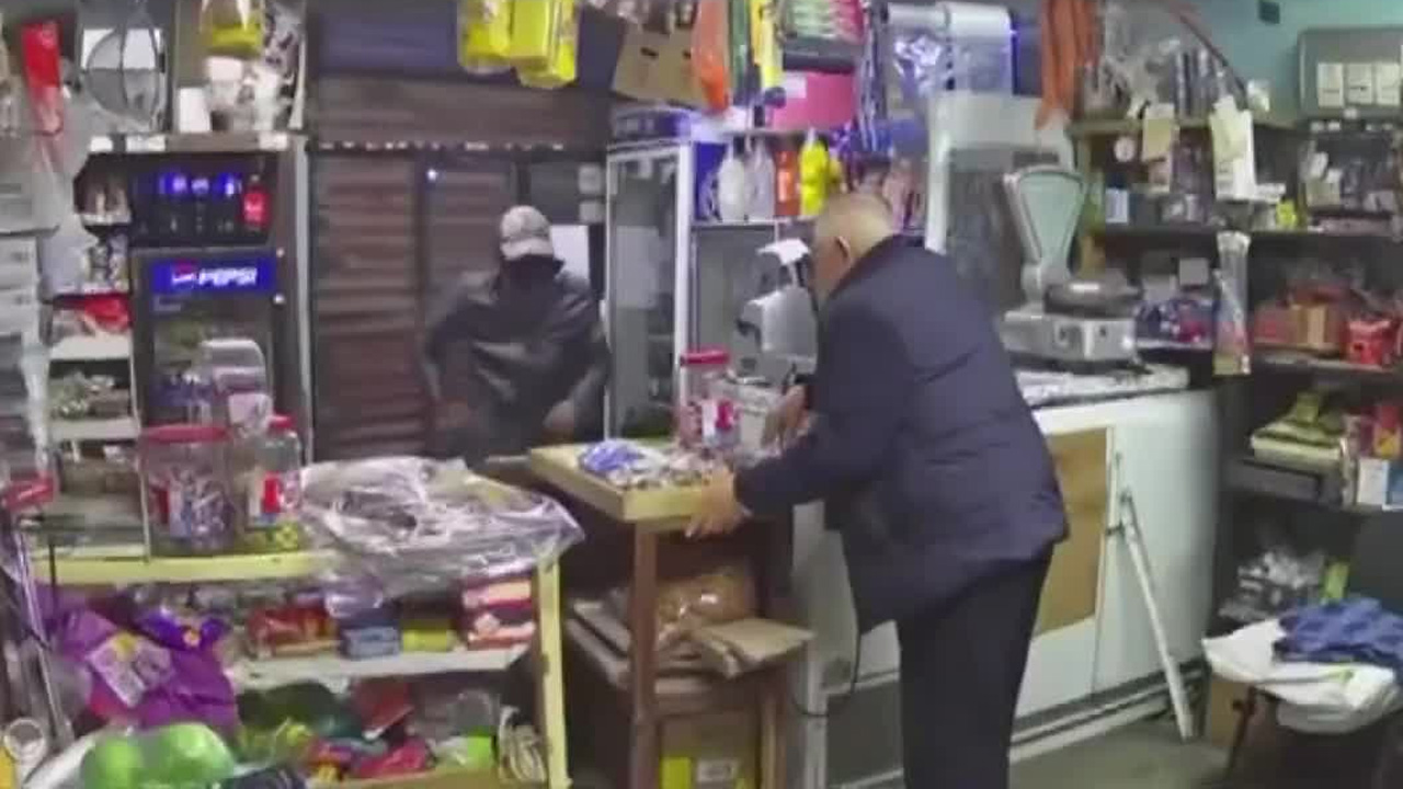 Un asalto violento en una tienda del Centro de Pachuca dejó a un adulto mayor y a una mujer lesionados.