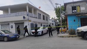 Un hombre se debate entre la vida y la muerte tras recibir ocho disparos en su domicilio en la zona norte de Monterrey; los agresores lograron huir.