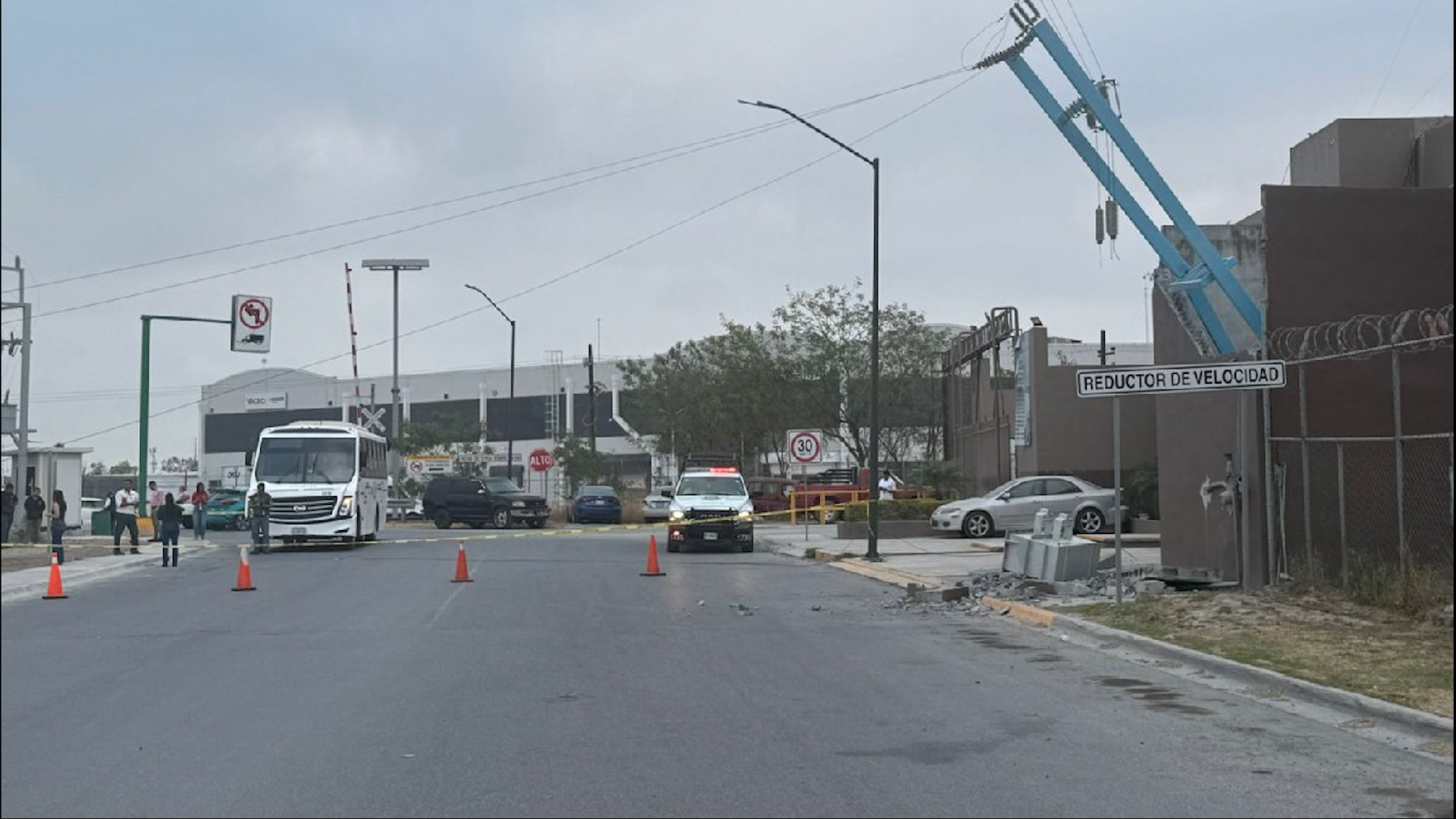 Un transporte de personal chocó contra un poste de CFE en Apodaca, dejando 10 heridos y cables de alta tensión expuestos en la zona industrial.