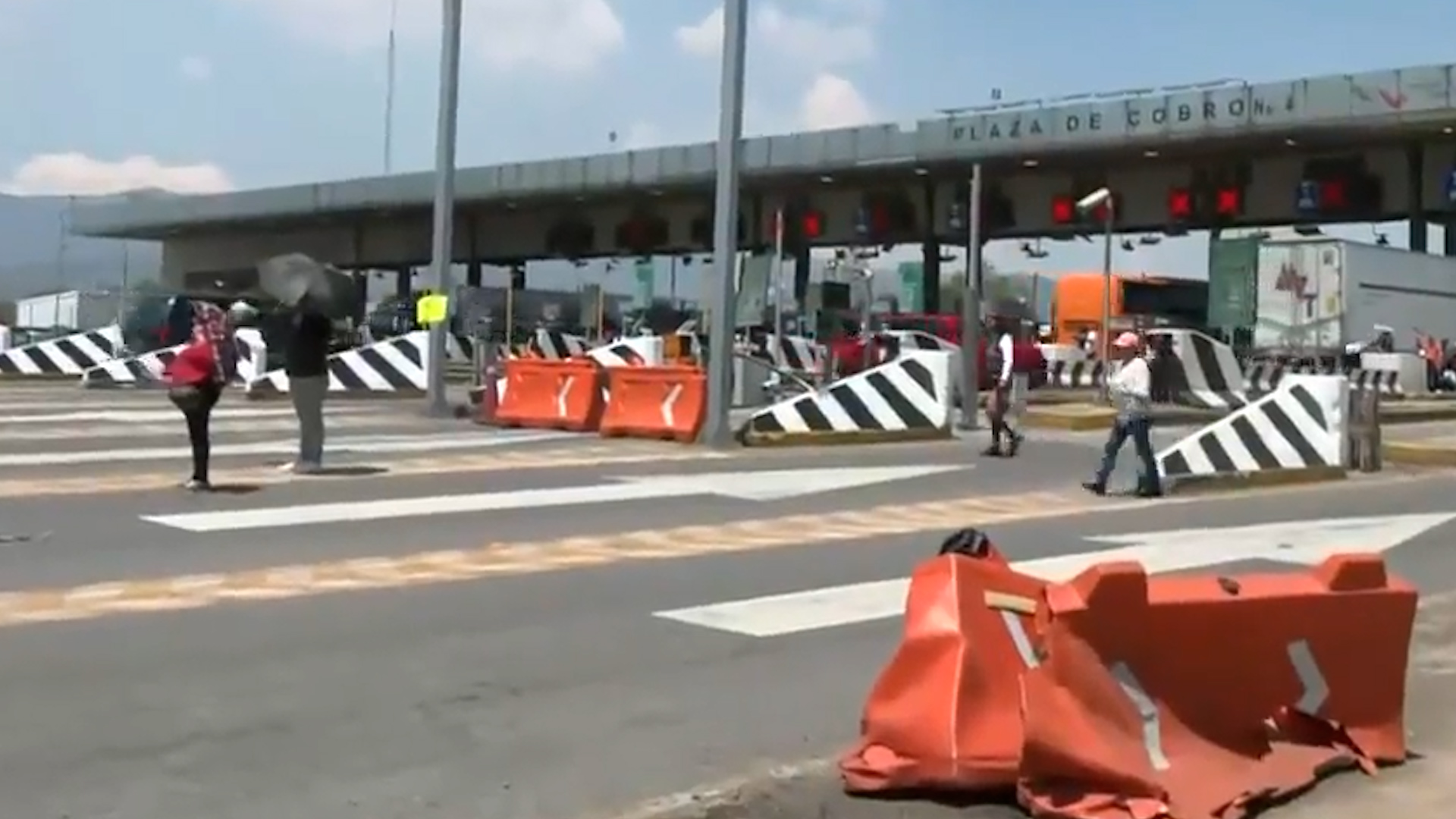 Vecinos de Tultitlán liberan la caseta de Tepotzotlán en la autopista México-Querétaro. Permiten paso gratuito en ambos sentidos por conflicto de nombres.