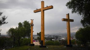 Cruces en el Cerro de la Estrella, lugar donde será la Pasión de Cristo en Iztapalapa 2026.