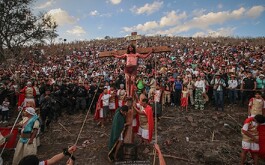 El Viacrucis viviente representa la Pasión de Cristo en calles de Tlaquepaque.